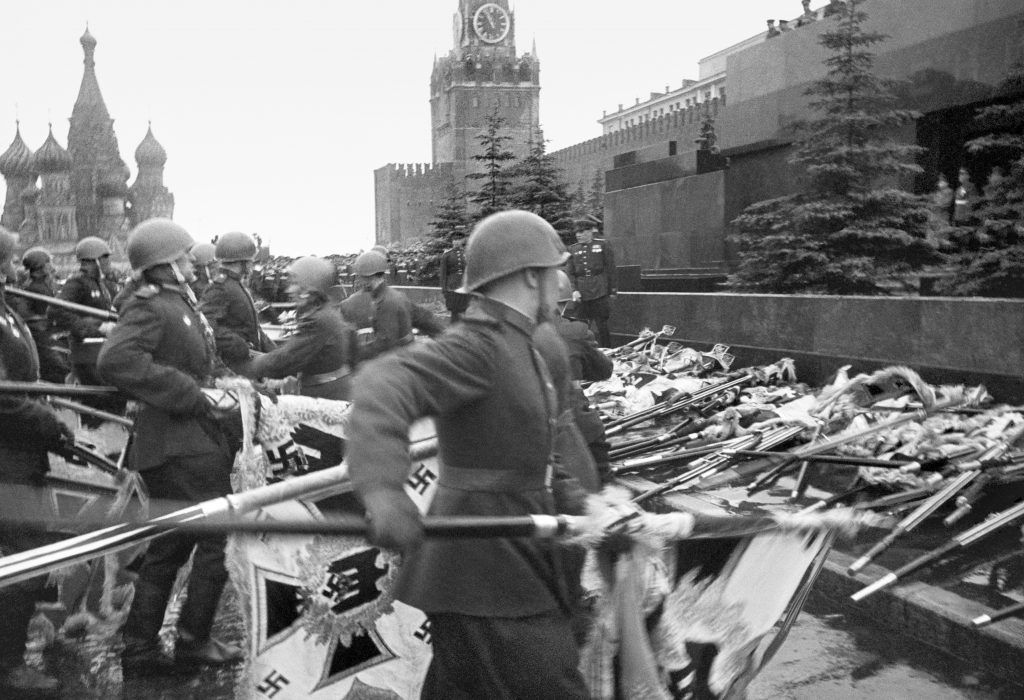 24 июня 1945 года. Парад Победы. Советские солдаты бросают флаги и штандарты фашистской армии к подножию мавзолея. Военные не случайно в перчатках: так подчеркивалось, что даже в руки древки этих штандартов брать омерзительно. Макс Альперт / РИА Новости